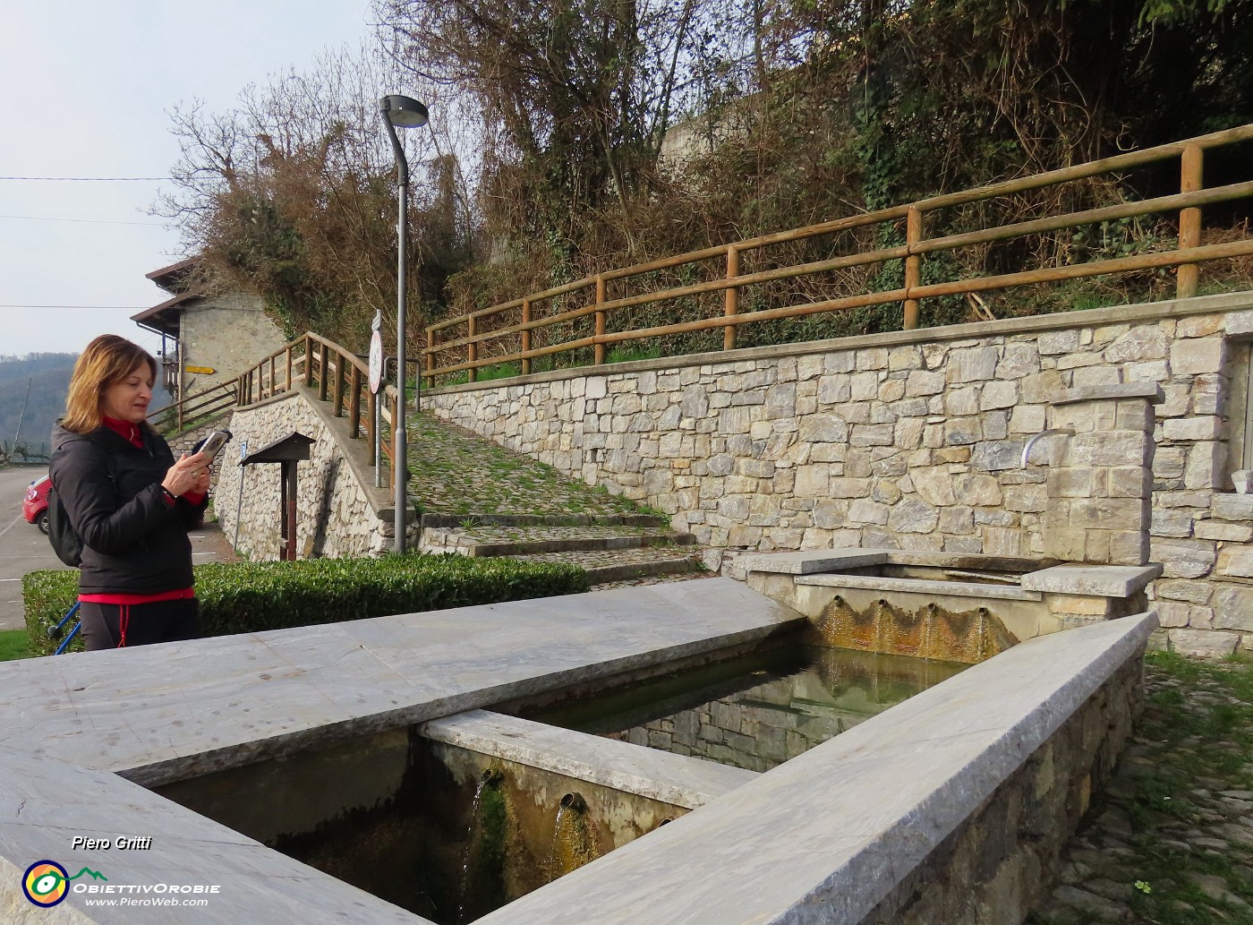 14 Sopracorna (540 m) di Ubiale-fontana-lavatoio .JPG